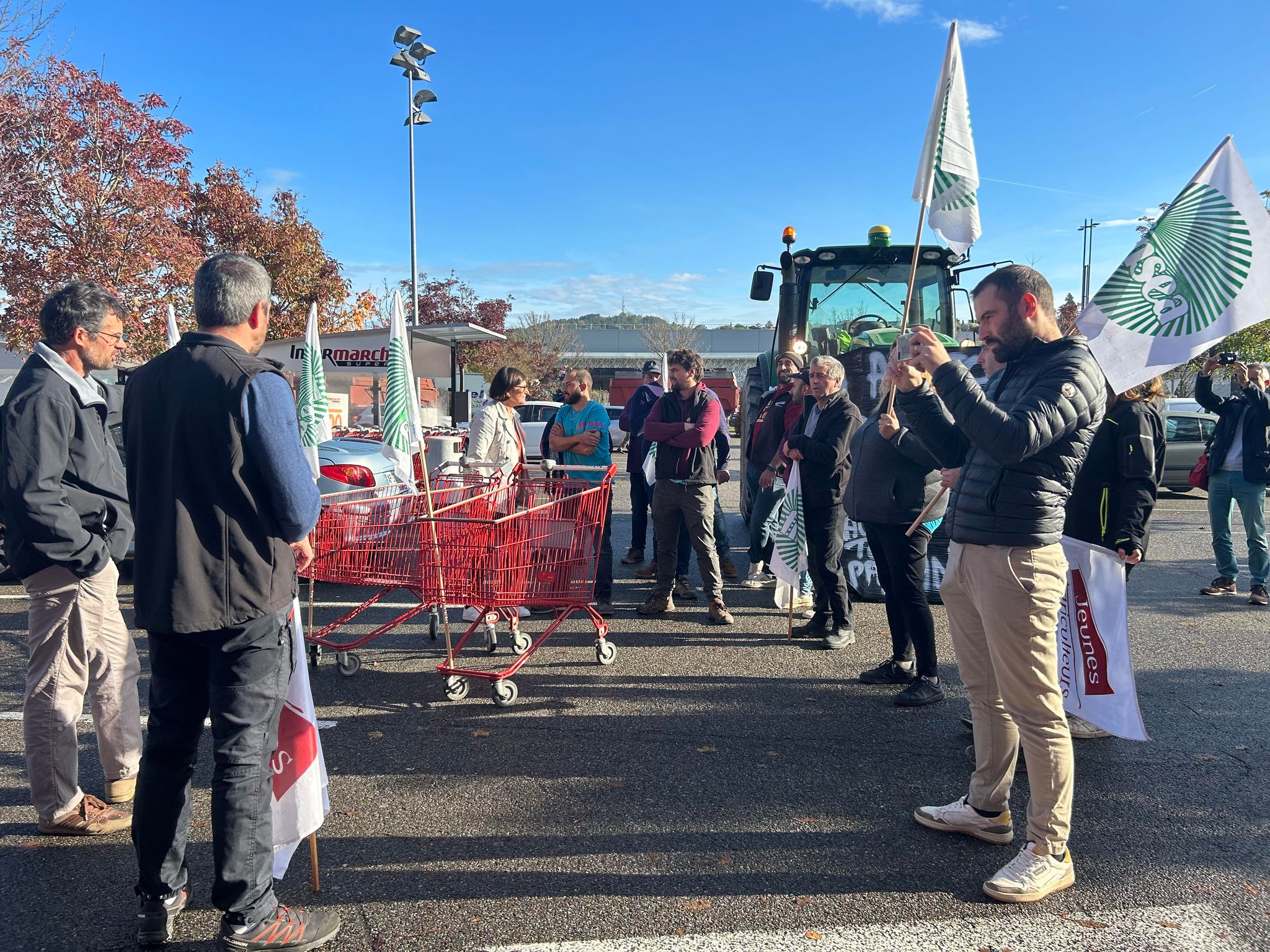 La FDSEA et les Jeunes Agriculteurs du Lot sont passés à laction ce