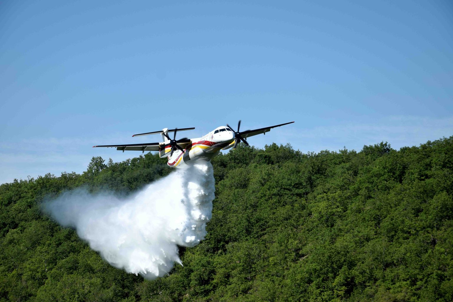 Cahors : Un Avion Bombardier D’eau En Manoeuvre – Medialot