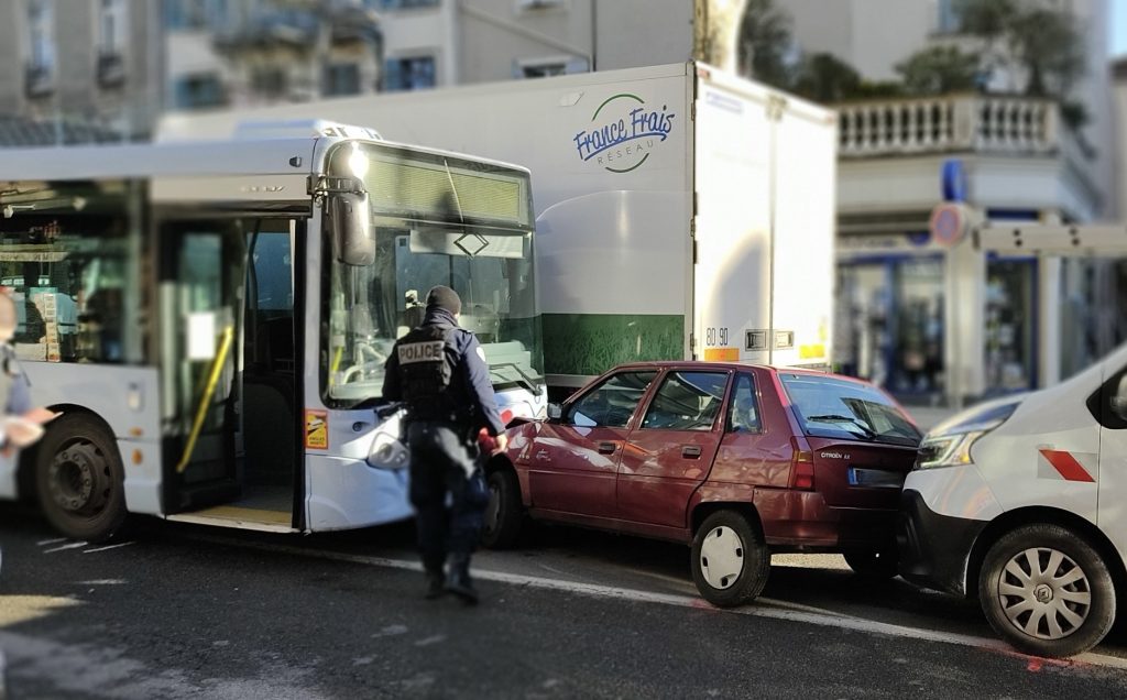 Cahors : Accident Spectaculaire Entre Un Bus Et Des Voitures Devant La ...